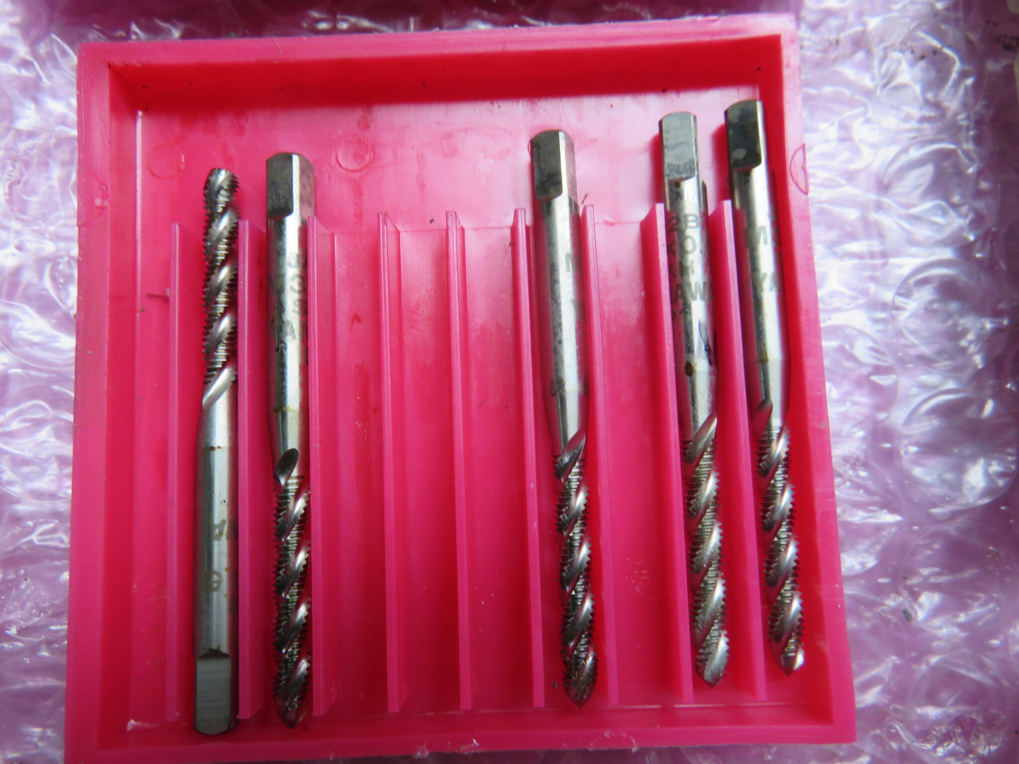 様々なメーカーやサイズがあります。 切削工具1山 様々なメーカーやサイズがあります。
