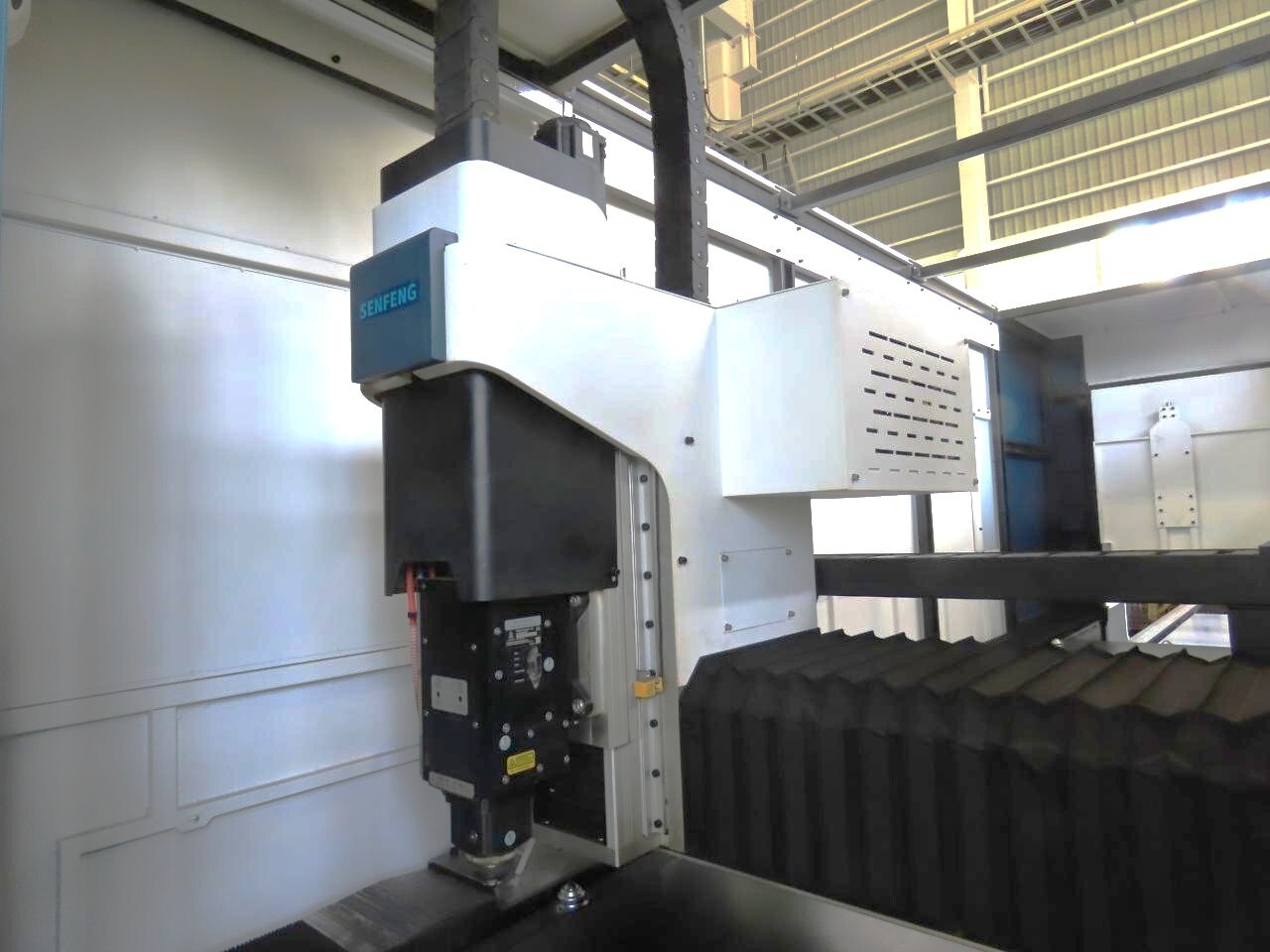 SENFENG LASER ファイバーレーザー加工機 SF3015H4