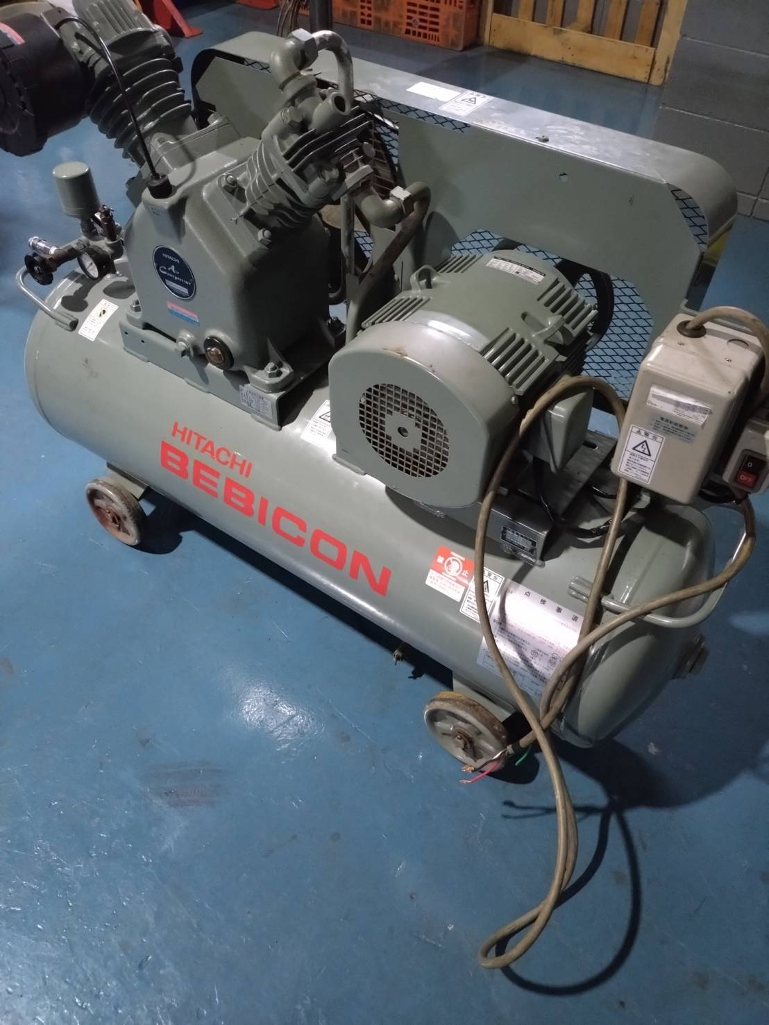 日立産機システム 3.7KWコンプレッサー 3.7P-9.5VD6