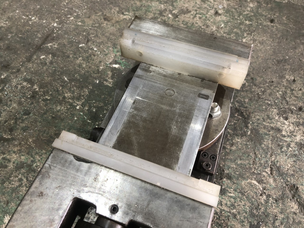 不明 傾斜バイス 口幅150mm　口高30mm　口開125mm