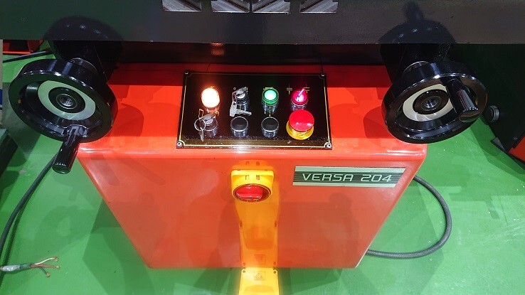 アマダ 可変式コーナーシャー VERSA-204