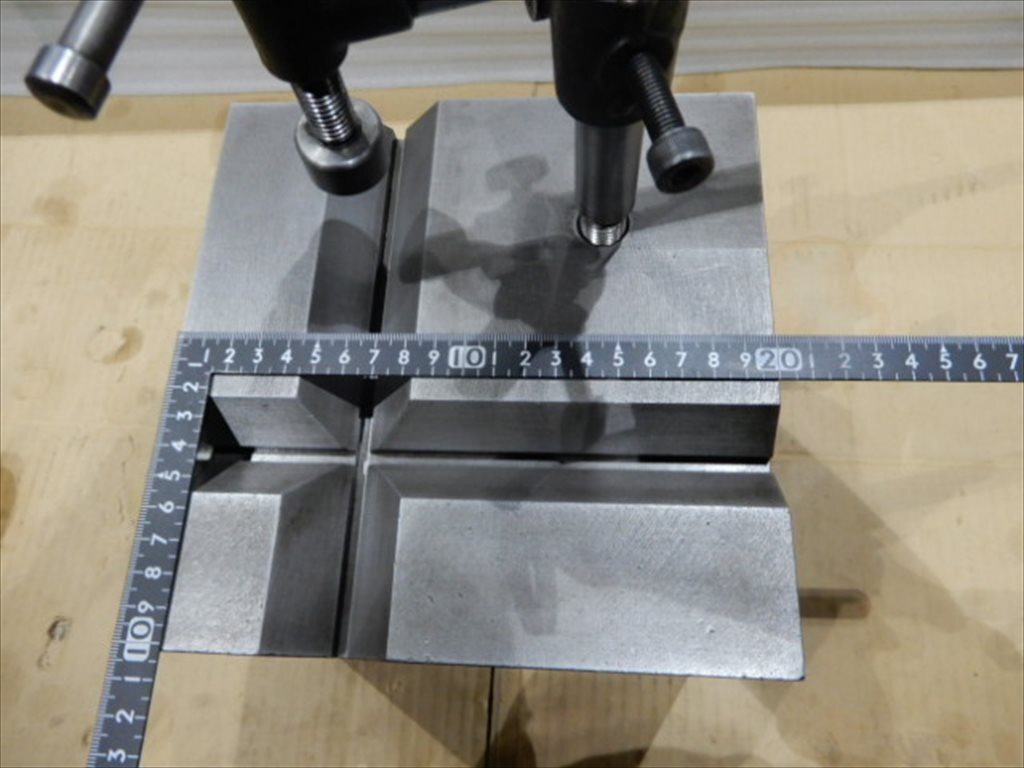 不明 V溝付桝形ブロック 200x200xH200mm