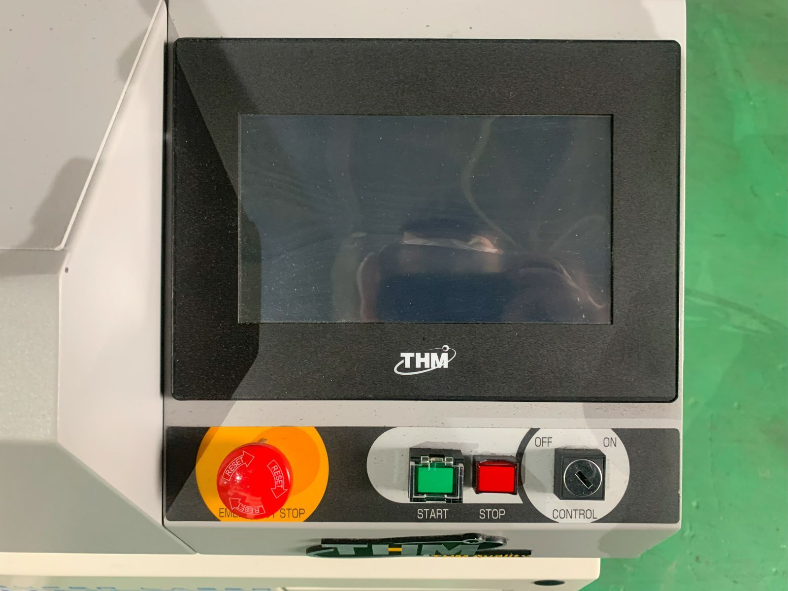 THM YAGレーザー加工機 MAX-030P